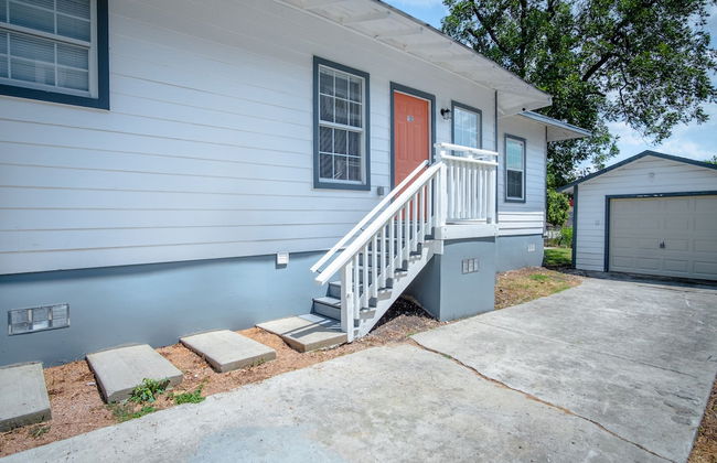 Downtown Remodeled Cozy 2br/1ba Home Sleeps 8 - Photo 30