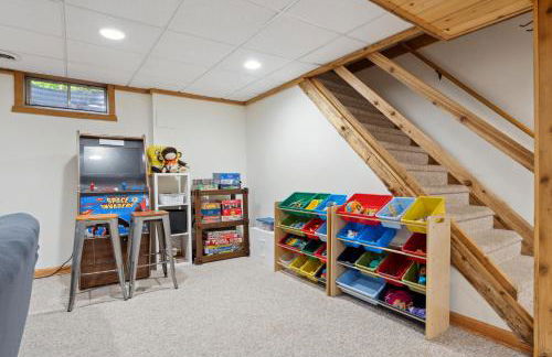 8BR 5BA Huge Dog Friendly Log Cabin near Wisconsin Dells and Lake sleeps 25plus - Foto 31