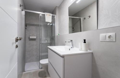 Sur Suites del Sol Apartamento 3 hab y 2 wc con gran terraza y piscina a pasos de la playa - Photo 7