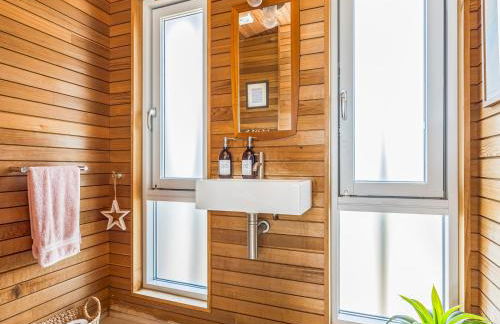 Breathtaking Home with Parking - Pass the Keys - Photo 26