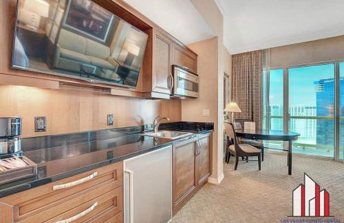 MGM Signature-32-607 F1 Track & Strip View Balcony - Foto 30