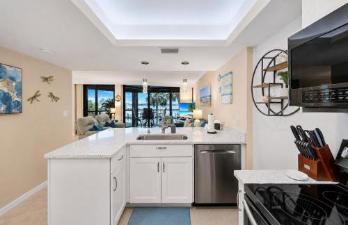 Waterfront Island Oasis! Heated Pool with Stunning View & 2 Full Bath - Foto 13