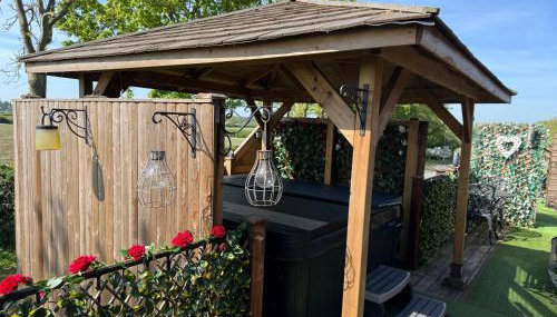 Couple’s Lodge With Hot Tub - Foto 3