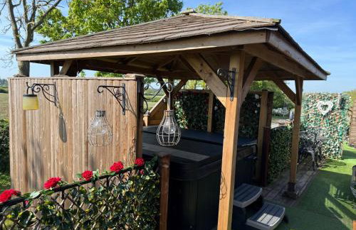 Couple’s Lodge With Hot Tub - Foto 3