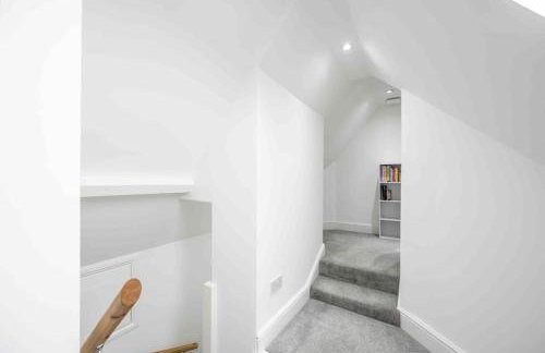 The Lymington Hub Slps 13 hot tub/chef/spa - Photo 24