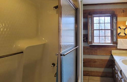 Scenic Lakefront Cabin Dock Water Activities Games - Foto 26