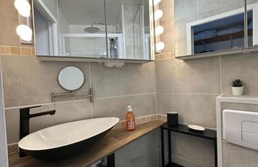 Studio vue port, parking privé, terrasse, clim - Photo 12