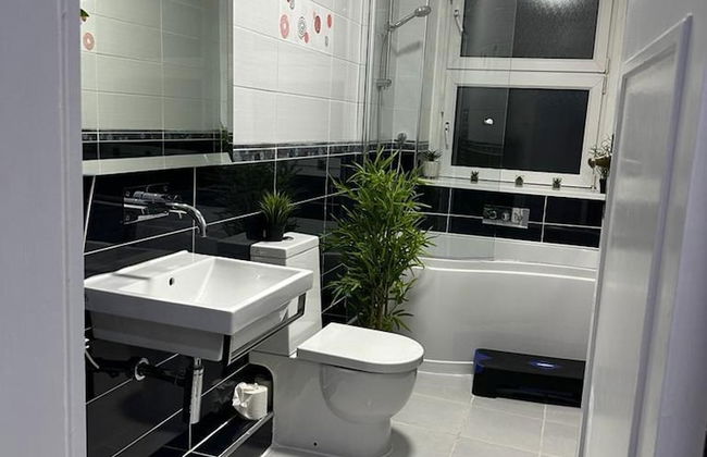 1 Bed Flat - Sleeps 2 - Jacuzzi - Parking - Wifi - Foto 7