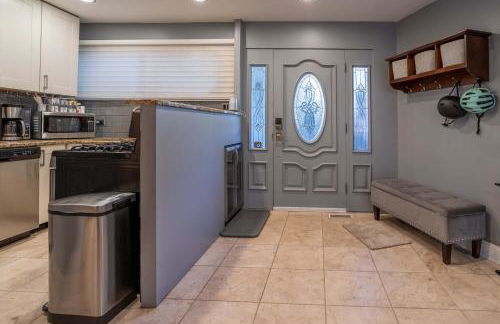 3-Story Townhome Free Parking Private Patio Washer-Dryer - Foto 26