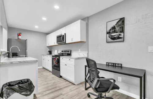 Cozy 2BR Escape close to Dining and Nightlife with WiFi - Foto 10