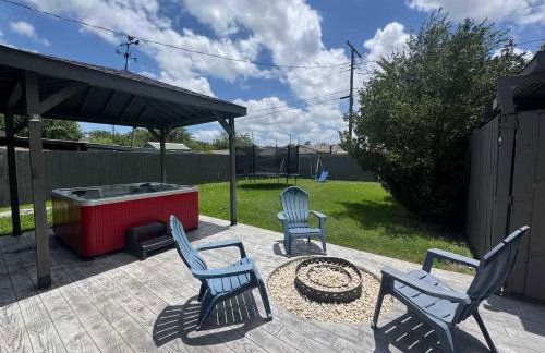 Stunning 4BR 2BA Hot Tub Cozy Holiday Home in Plano - Photo 35