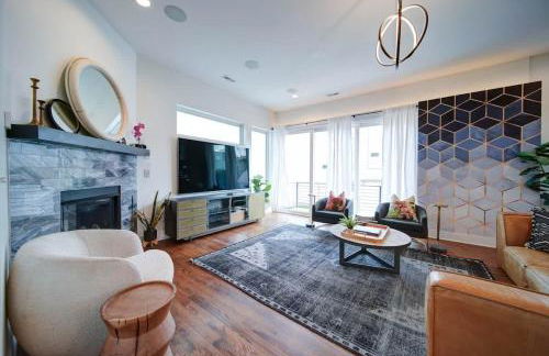 Modern Rooftop Townhome w Hot Tub & Skyline Views - Photo 10