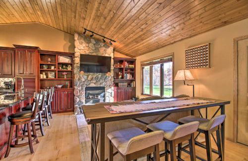 Cabin with Fire Pit and Movie Room, 1 Mi to Lake - Foto 4