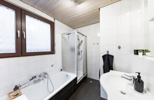 Modernes Apartment mit Balkon, Parkplatz, Waschmaschine für 4-5 Gäste - Foto 12