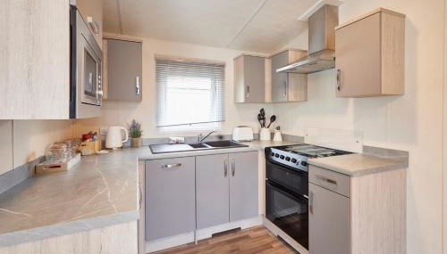 Pine Lodge with Hot Tub - Foto 2, stove, dishwasher