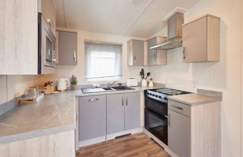 Pine Lodge with Hot Tub - Foto 2