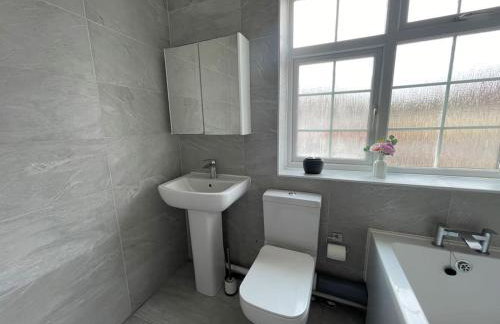 Luxurious Detached Holiday House Free Parking near Airport Town Centre Railway Station - Foto 39