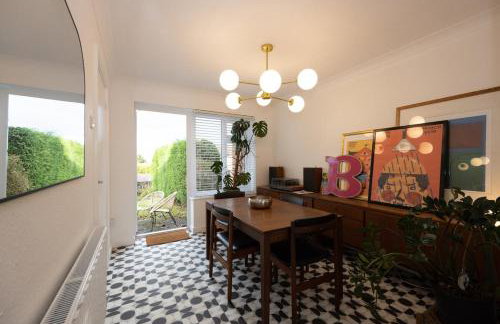 Cosy mid century Stockport with views, dog walks, woodburner - Foto 49