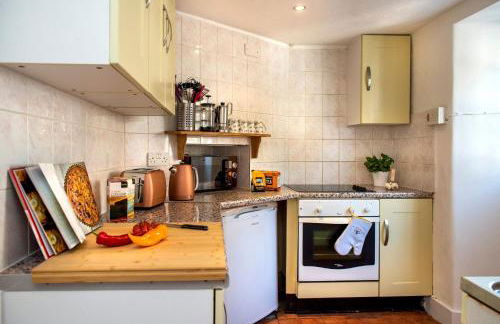 Hawkins Cottage with Hot Tub - Photo 8