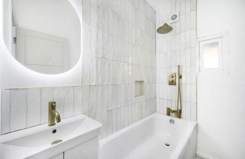 Newly refurbished 2 br apartment with a beautiful garden - Foto 30