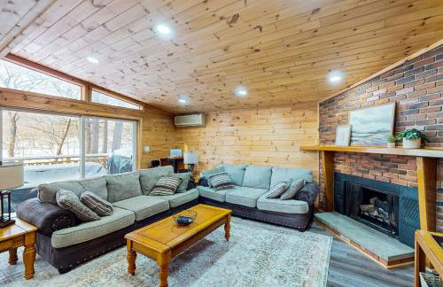 Hot Tub, Dock, Pool Table! Lakefront Poconos Haven - Foto 6