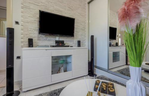 Uniquely designed Villa Ivana with outdoor Jacuzzi nearby the pebble Banje beach at the Island of Solta - Photo 33