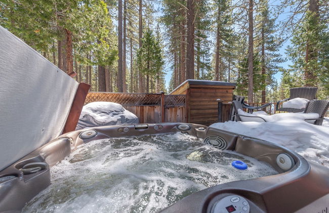 Cozy Cabin Private Hot-Tub Walk to Lake by Sierra Getaways - Foto 12