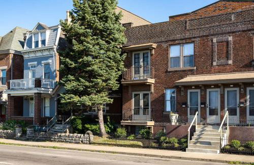 2BR Townhome with Parking - Walk to Stadiums & Downtown - Foto 17