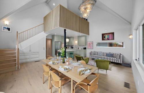 New Listing Hillside Villa by Colby & Conrad - Foto 1