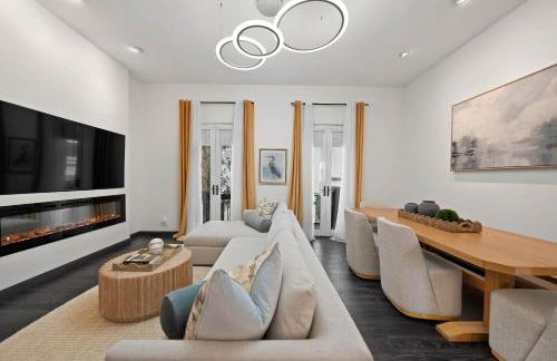 City Lights and Rooftop Nights by Rather Be Properties - Foto 7