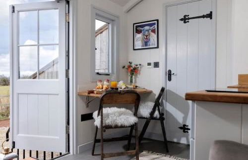 Luxury Shepherd hut with hot tub - Photo 5