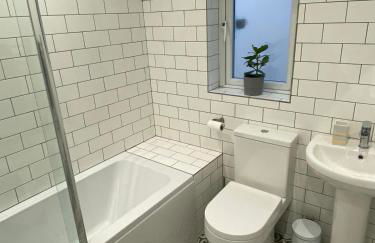 The Old Bank Beautiful Cotswold House with Huge Garden - Photo 27