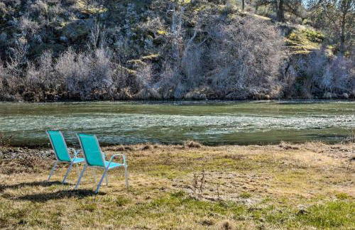 Cottage with Fire Pit and Deck on The Klamath River! - Foto 27