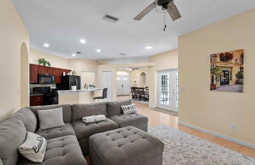 Tranquil & Spacious Family Retreat Swimming Pool - Foto 14