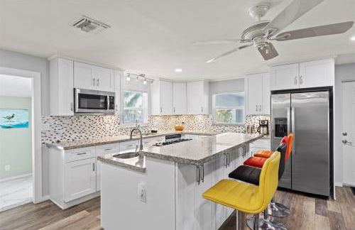 Sea Glass Dreams - Waterfront Pool Home, Mini Golf, Game Room, 110' Dock - Foto 26