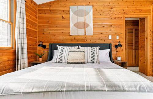 Luxe Lake Harmony Home, Game Room, Firepit, Deck - Foto 26