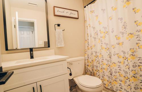 City Retreat - 4 Bedroom Oasis with King & Private Yard near Downtown - Foto 25