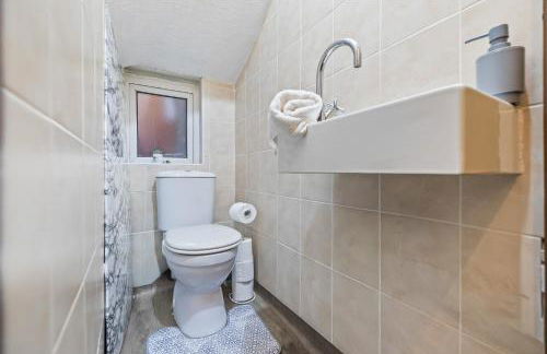 Spacious 4 Bedroom Home Near City Centre Sleeps 11 with Free Parking - Foto 55