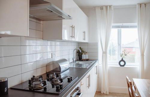 Spacious & Modern 8-Bed Home - Sleeps 13 - Parking - Foto 18