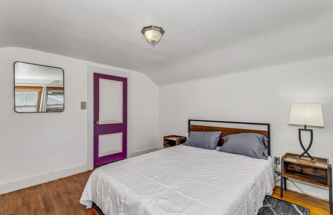 Cute Cozy and Cheerful 3 Bedroom House - Photo 18