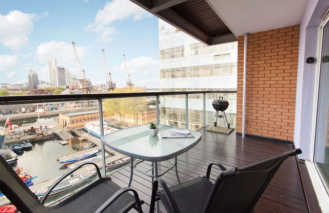 Canary Wharf Luxury River view apartment - Photo 17