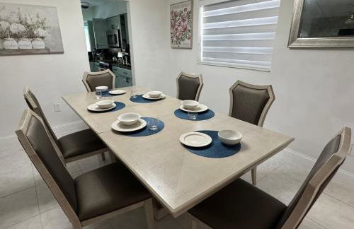 4bdrm Waterfront salt water Pool home with Outdoor theater Game Rm Make up vanities in every room Perfect for Game days and concerts trips to Miami Hard rock stadium and hotel 15 mins away - Foto 10