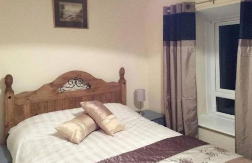 Cosy terrace cottage built into the mountain side. - Foto 8