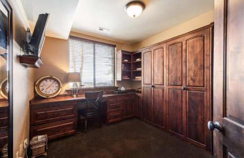 Private Hot Tub, Minutes to Ski, Cozy Getaway, Beautiful Condo- Large 3BR, Private Garage! - Photo 17