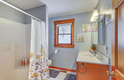 All-Season Lake House Between Okemo and Killington! - Foto 14