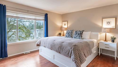 Spacious & Serene 6-Br Family Retreat in Kirkland - Photo 3