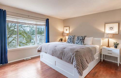 Spacious & Serene 6-Br Family Retreat in Kirkland - Photo 3