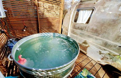 Sleek Retro Airstream Rental for Glamping for Two near Downtown Austin - Foto 8
