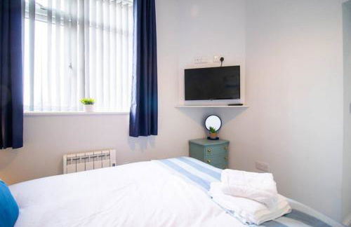 The Little Blue House by Sheppey Stays -Cosy 2BR Blue House - Near Docks with Parking - Foto 10