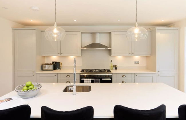 The Shepherd s Bush Wonder - Trendy 4bdr Home With Garden Terrace - Photo 13